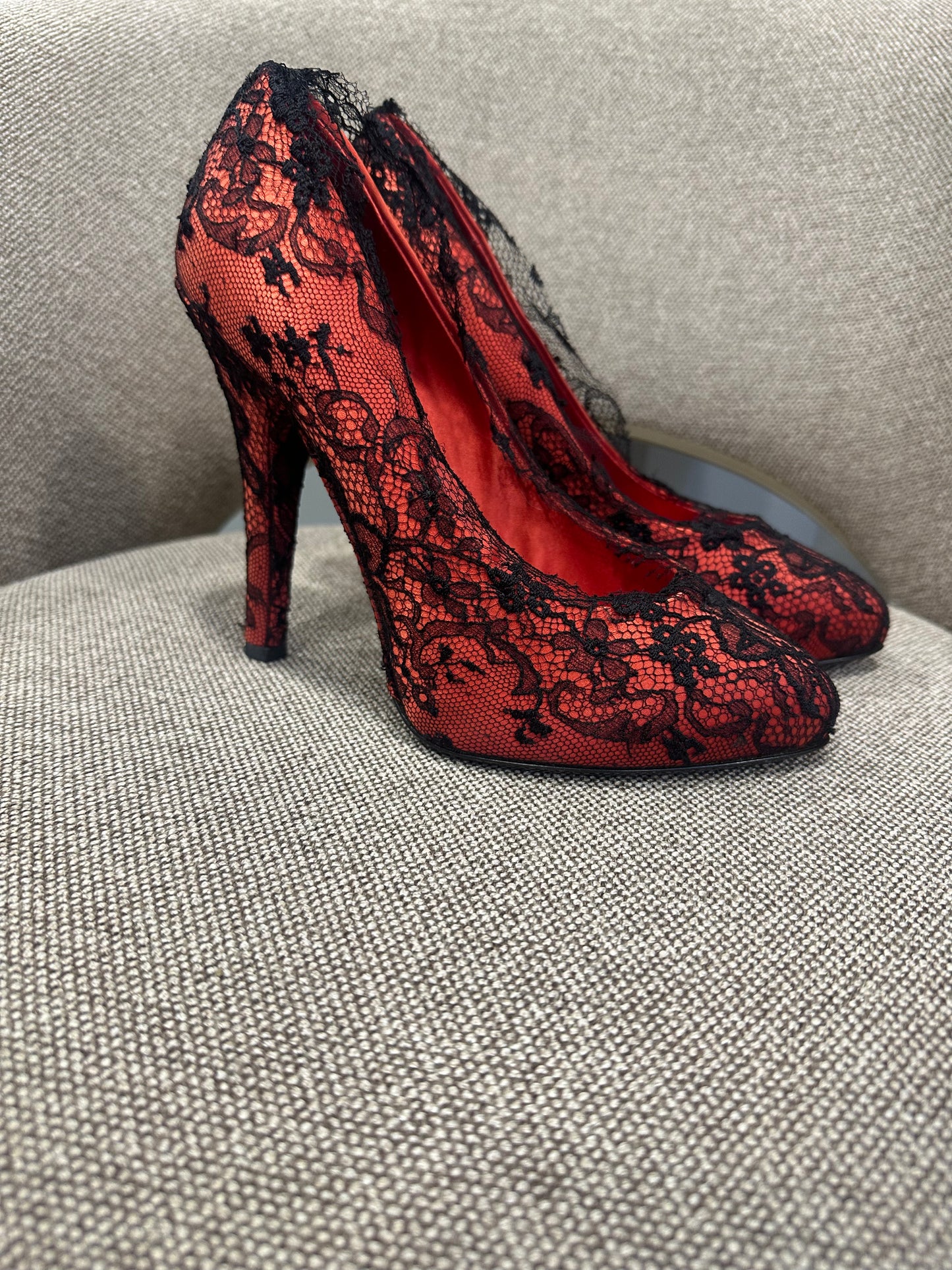 2014 Dolce & Gabbana Red/Black Satin and Lace Bellucci Pumps