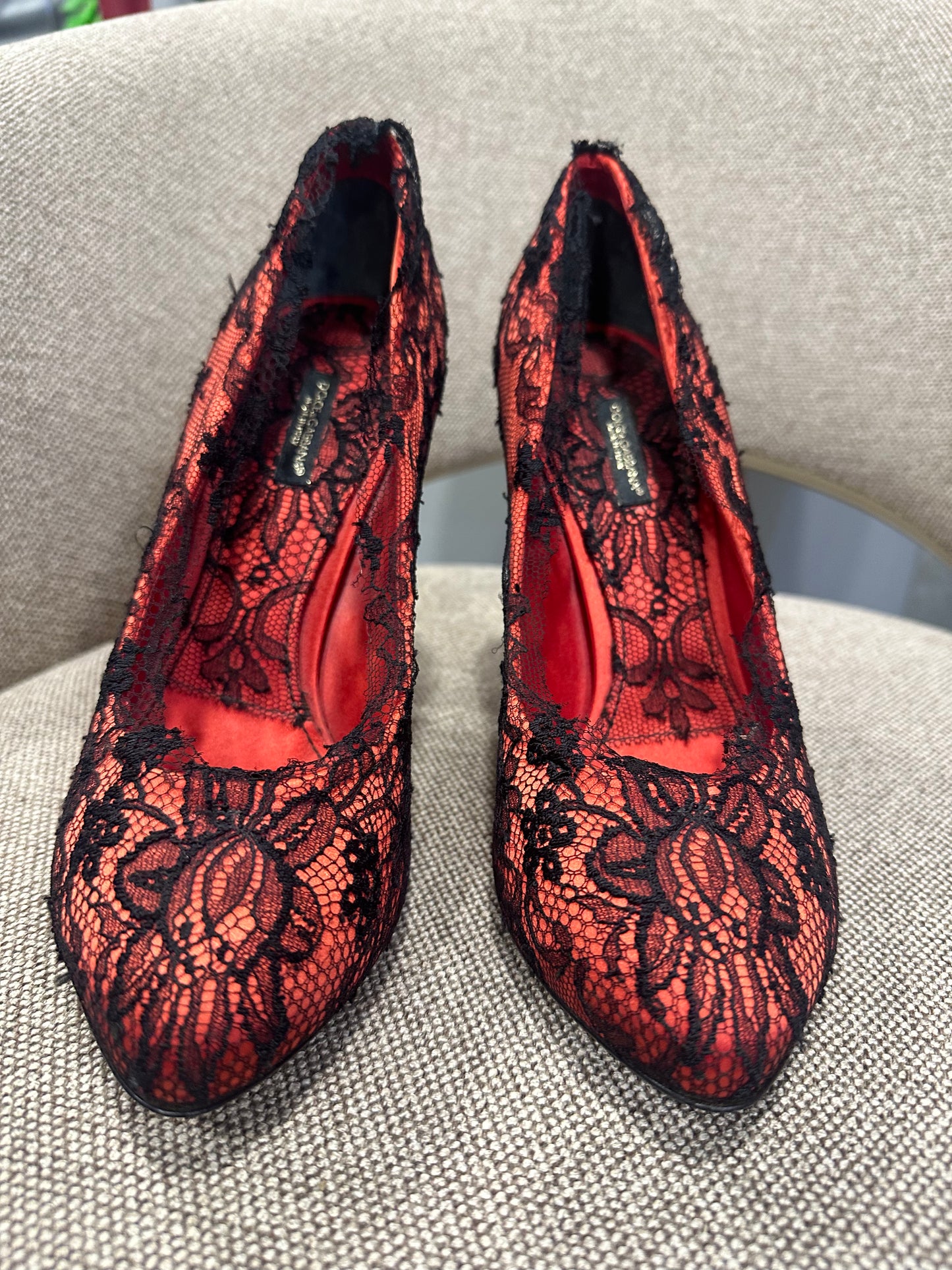 2014 Dolce & Gabbana Red/Black Satin and Lace Bellucci Pumps