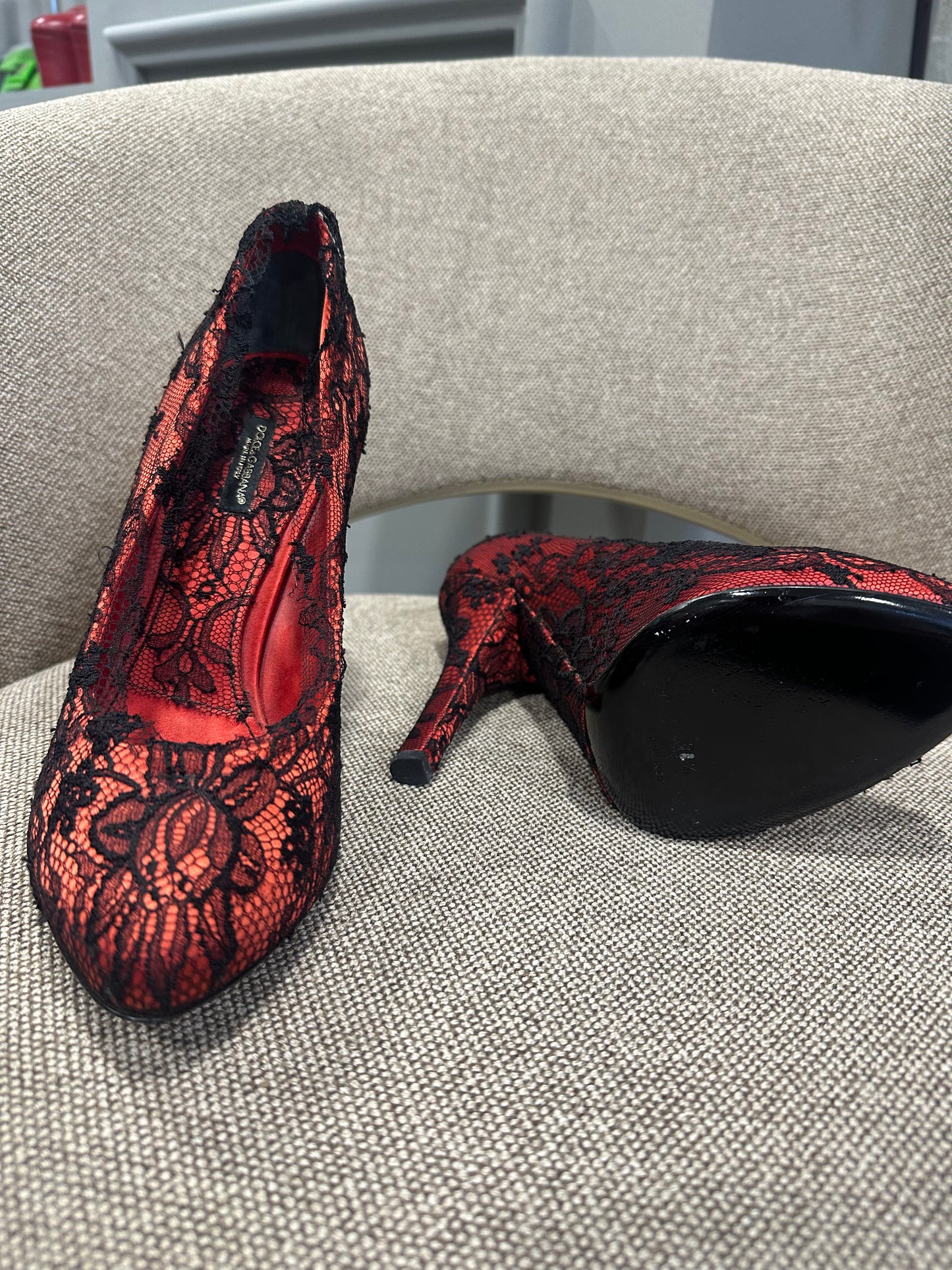 2014 Dolce & Gabbana Red/Black Satin and Lace Bellucci Pumps